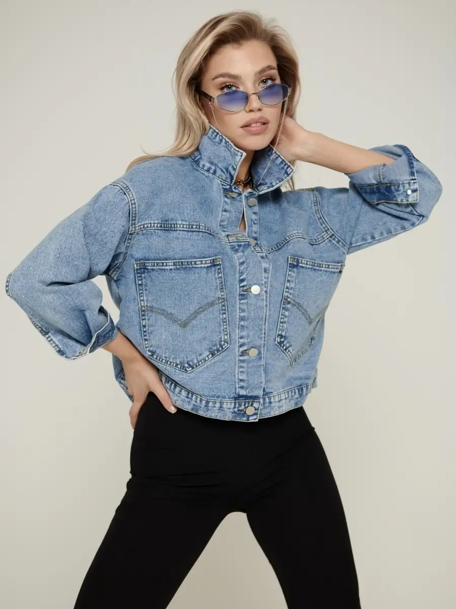 Голубая джинсовая куртка