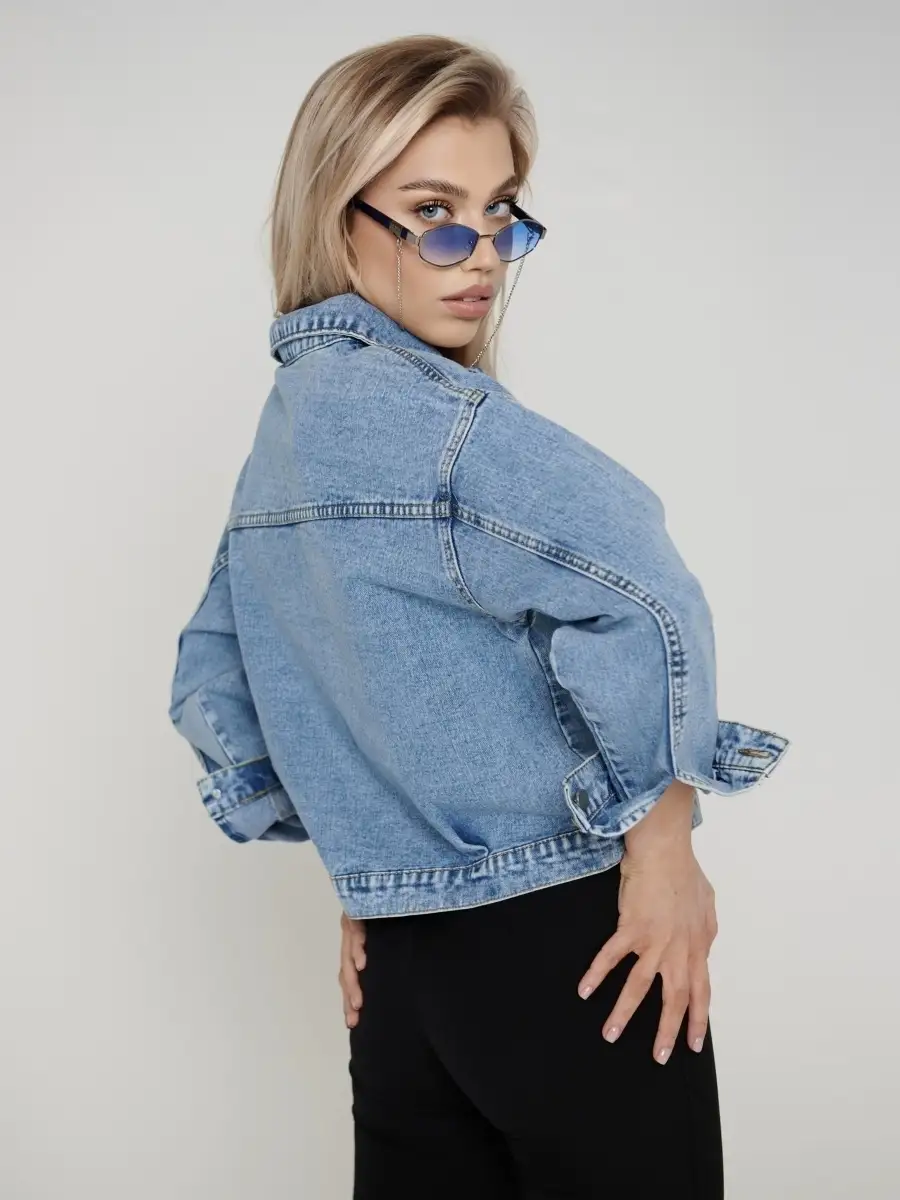 Голубая джинсовая куртка