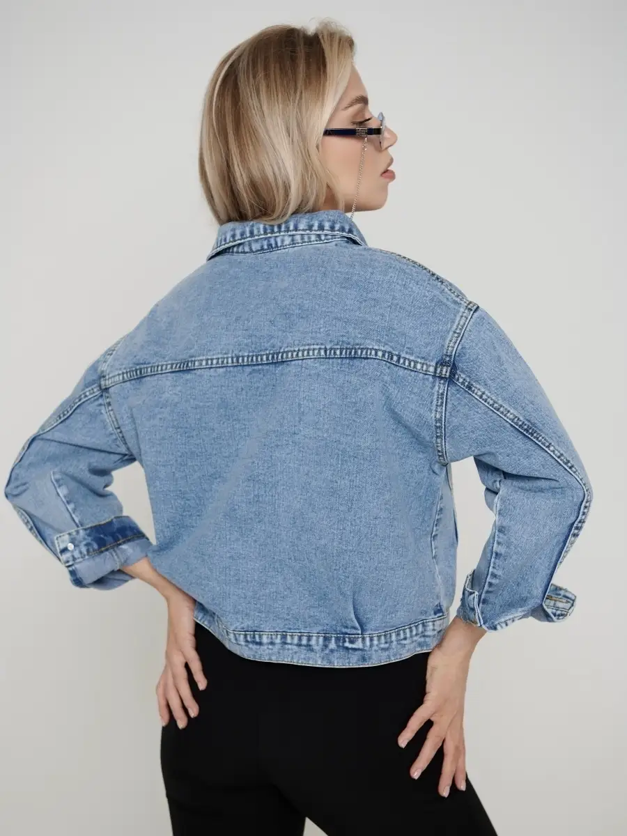 Голубая джинсовая куртка