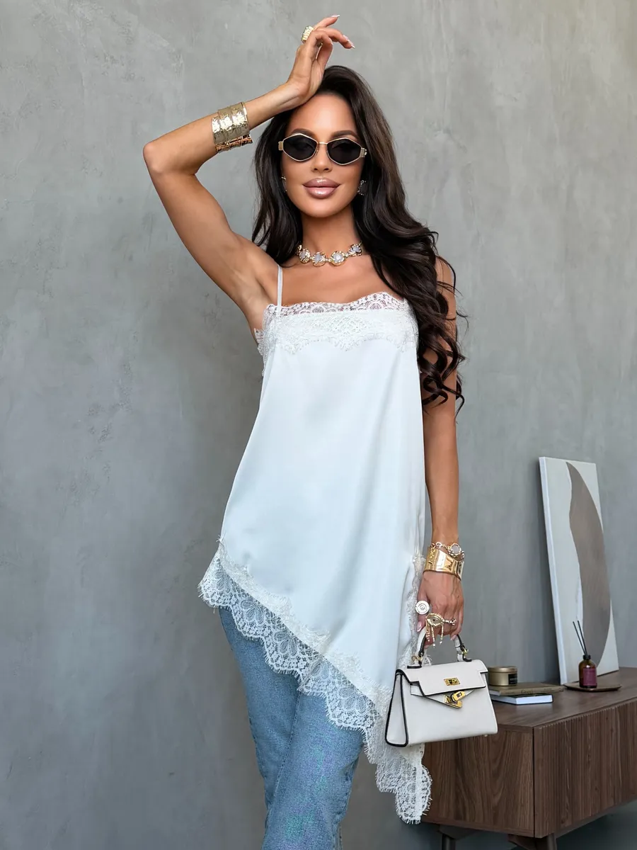 Молочный атласный вечерний топ удлиненный с кружевом