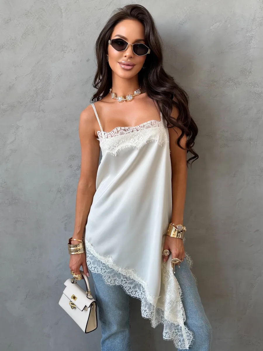 Молочный атласный вечерний топ удлиненный с кружевом