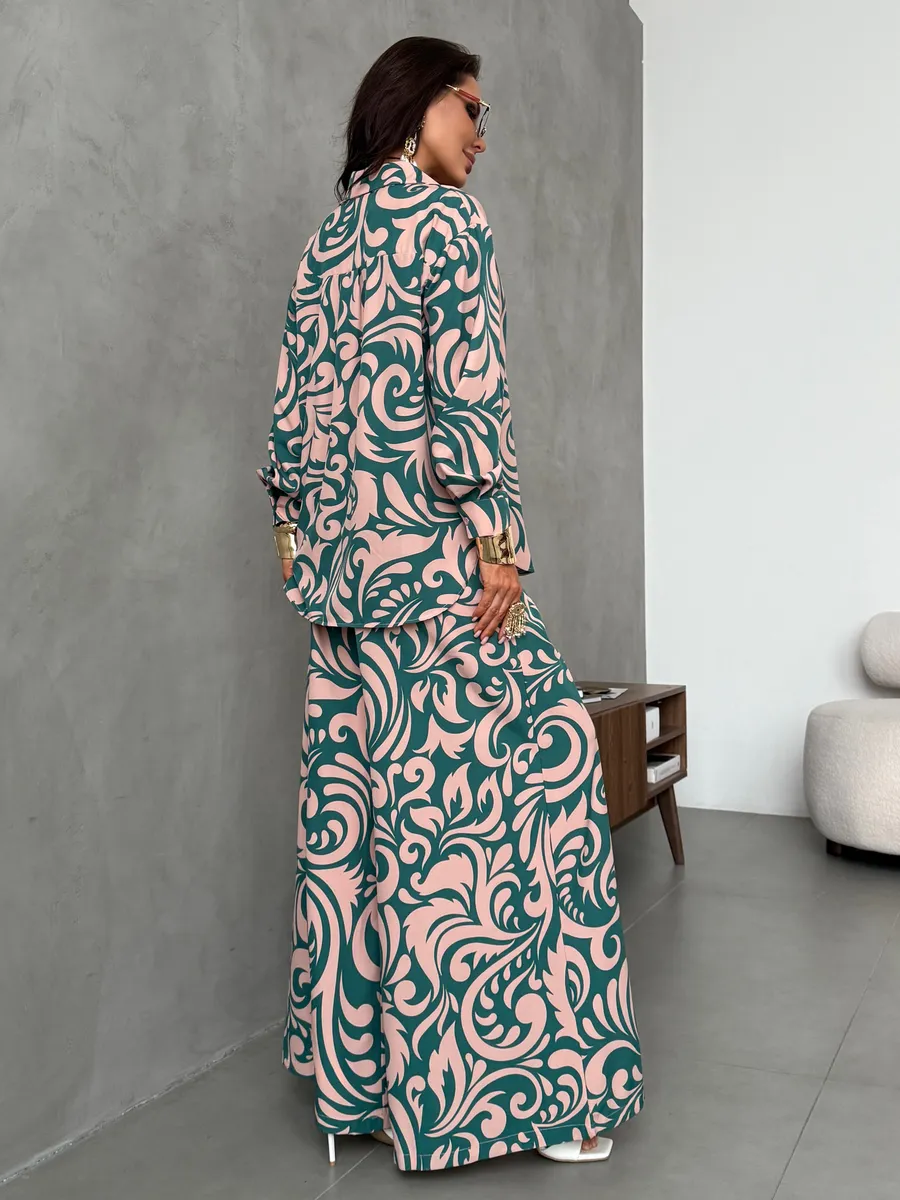 Темно-зеленый брючный праздничный костюм летний двойка с принтом