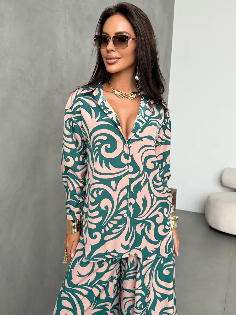 Темно-зеленый брючный праздничный костюм летний двойка с принтом