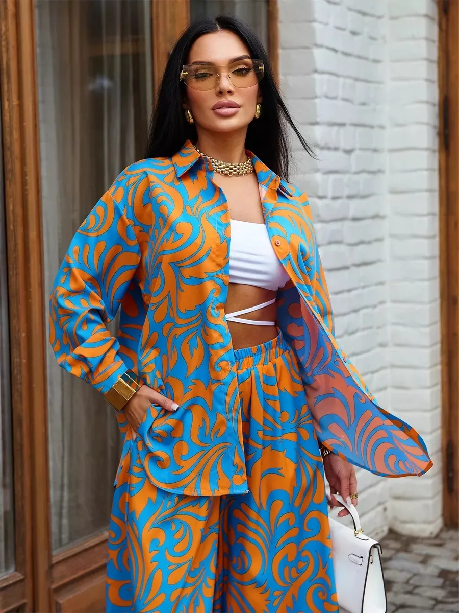 Синий брючный праздничный костюм летний двойка яркий с принтом