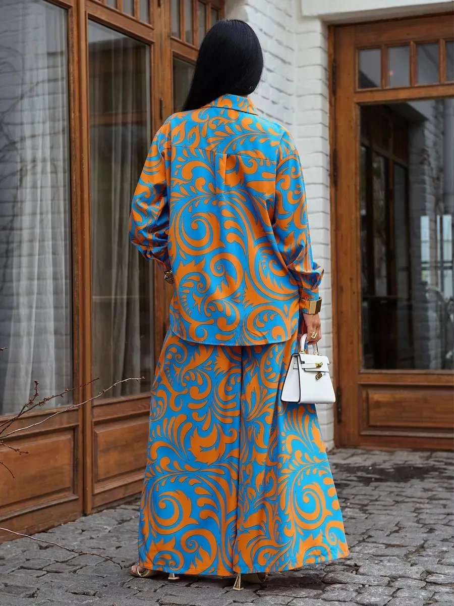 Синий брючный праздничный костюм летний двойка яркий с принтом