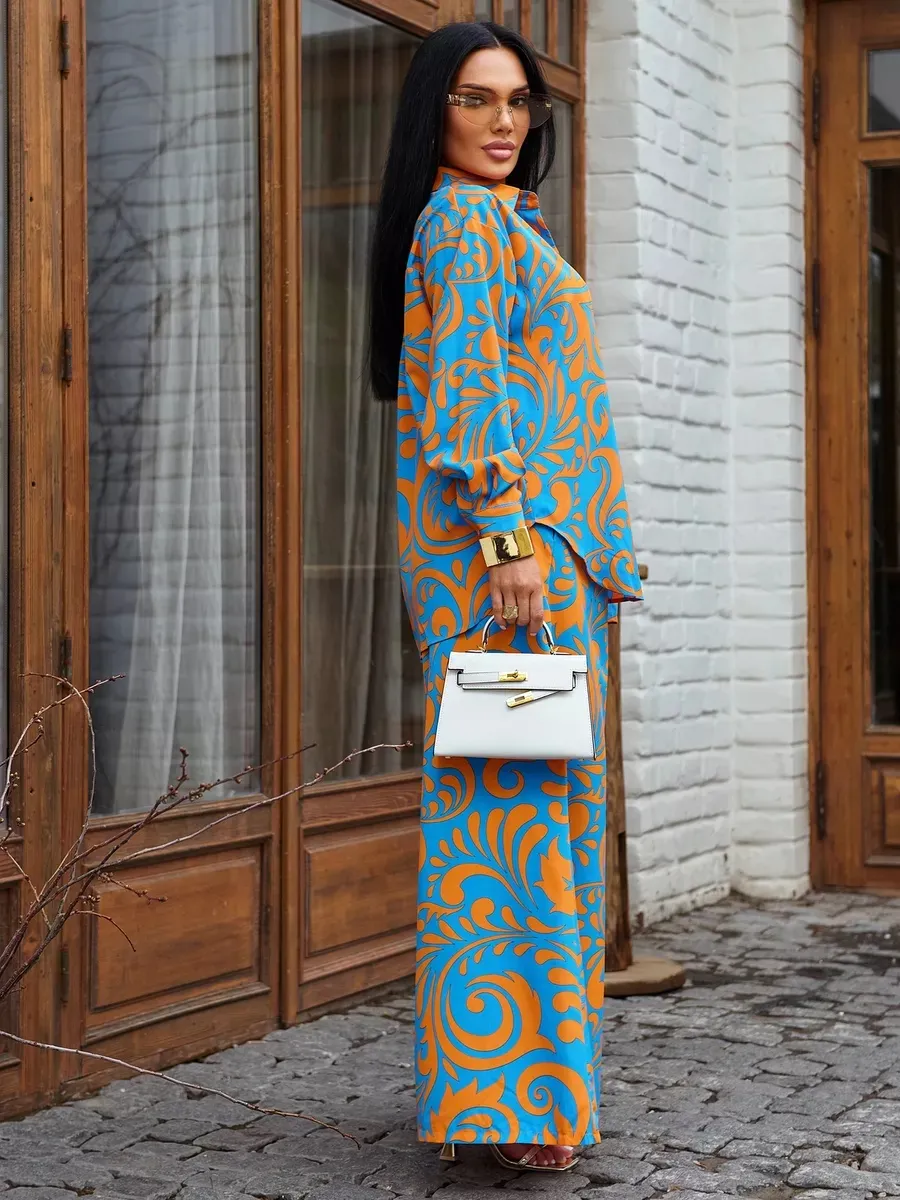 Синий брючный праздничный костюм летний двойка яркий с принтом