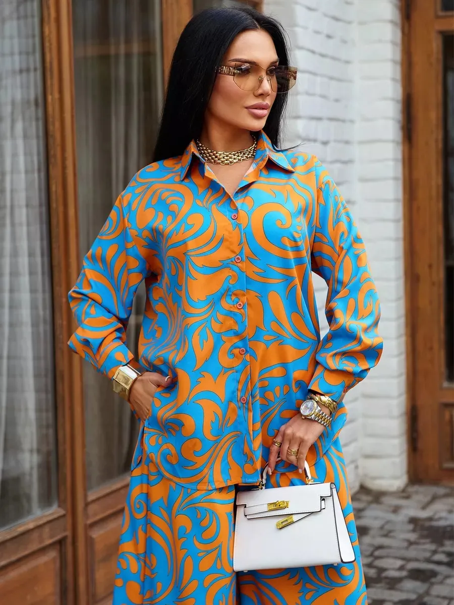 Синий брючный праздничный костюм летний двойка яркий с принтом