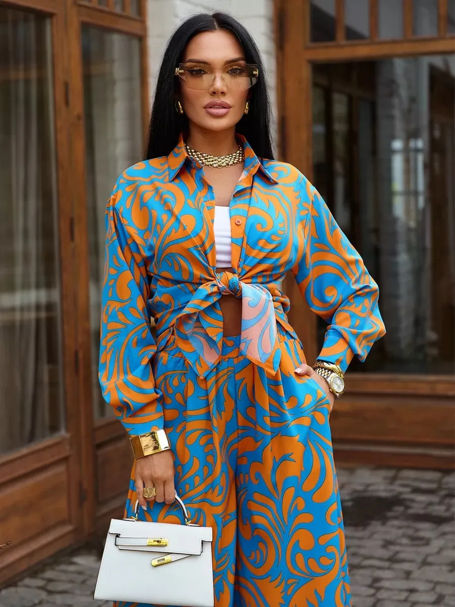 Синий брючный праздничный костюм летний двойка яркий с принтом