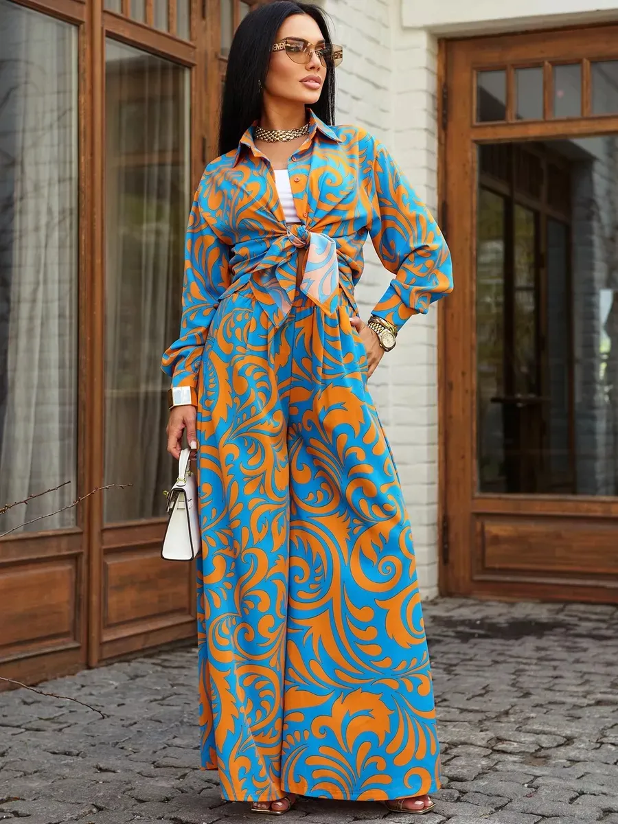 Синий брючный праздничный костюм летний двойка яркий с принтом