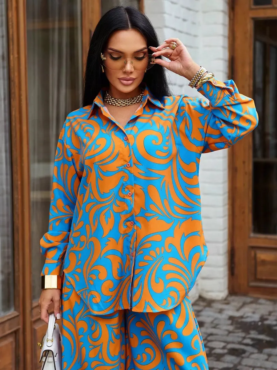 Синий брючный праздничный костюм летний двойка яркий с принтом