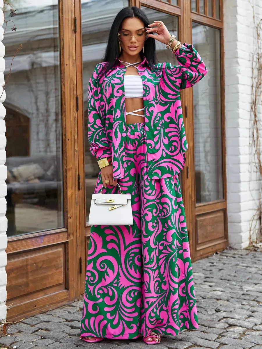 Фиолетовый брючный праздничный костюм летний двойка нарядный с принтом