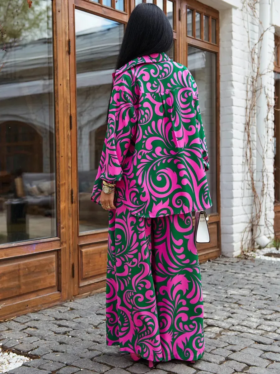 Фиолетовый брючный праздничный костюм летний двойка нарядный с принтом