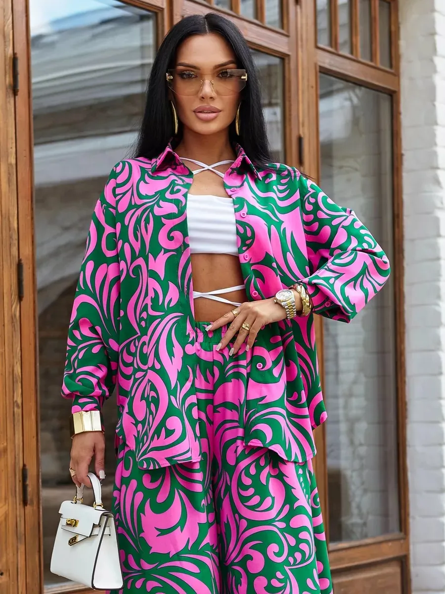 Фиолетовый брючный праздничный костюм летний двойка нарядный с принтом