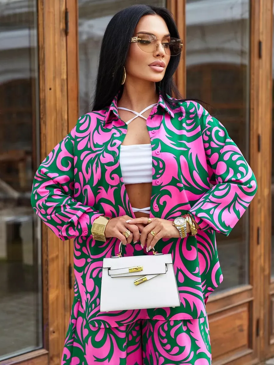 Фиолетовый брючный праздничный костюм летний двойка нарядный с принтом