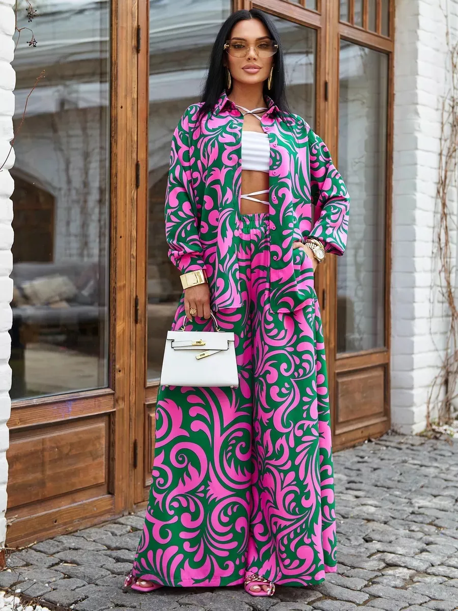 Фиолетовый брючный праздничный костюм летний двойка нарядный с принтом