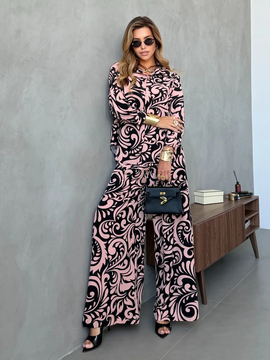 Черный брючный праздничный костюм летний двойка с принтом