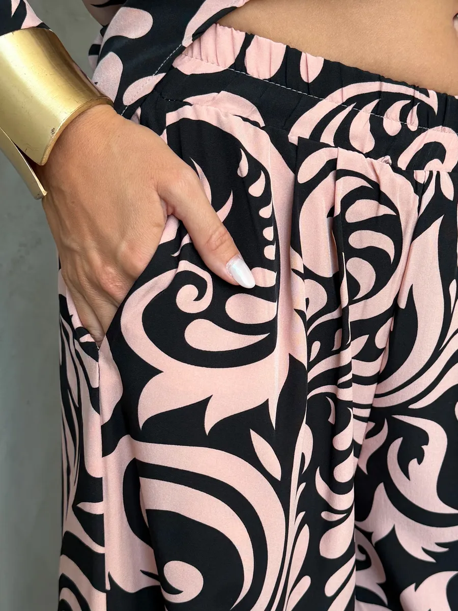 Черный брючный праздничный костюм летний двойка с принтом