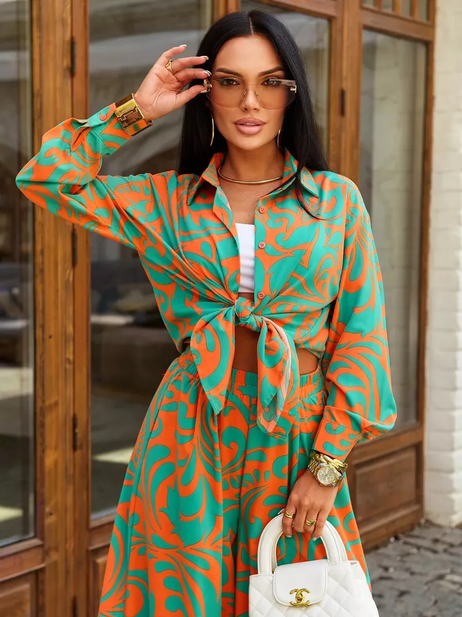 Зеленый брючный праздничный костюм летний двойка