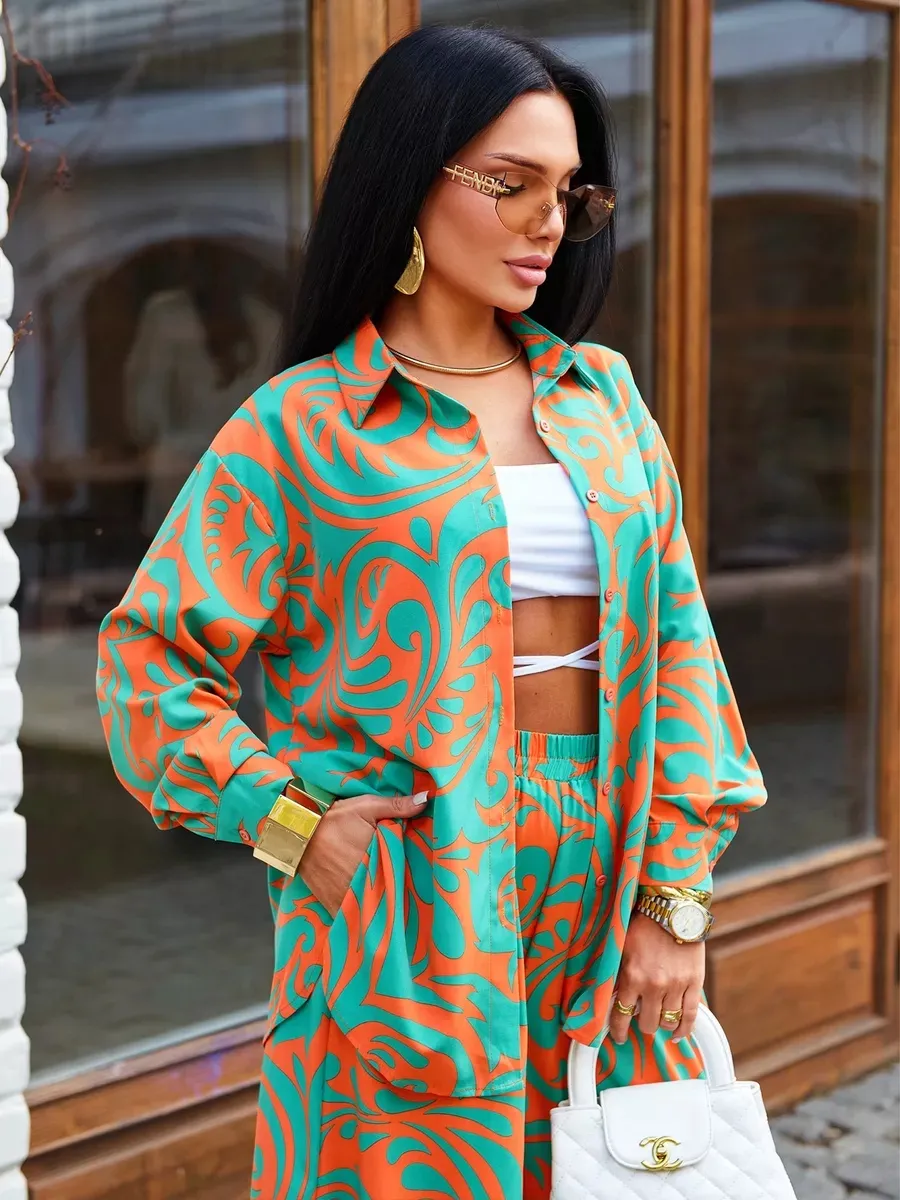 Зеленый брючный праздничный костюм летний двойка