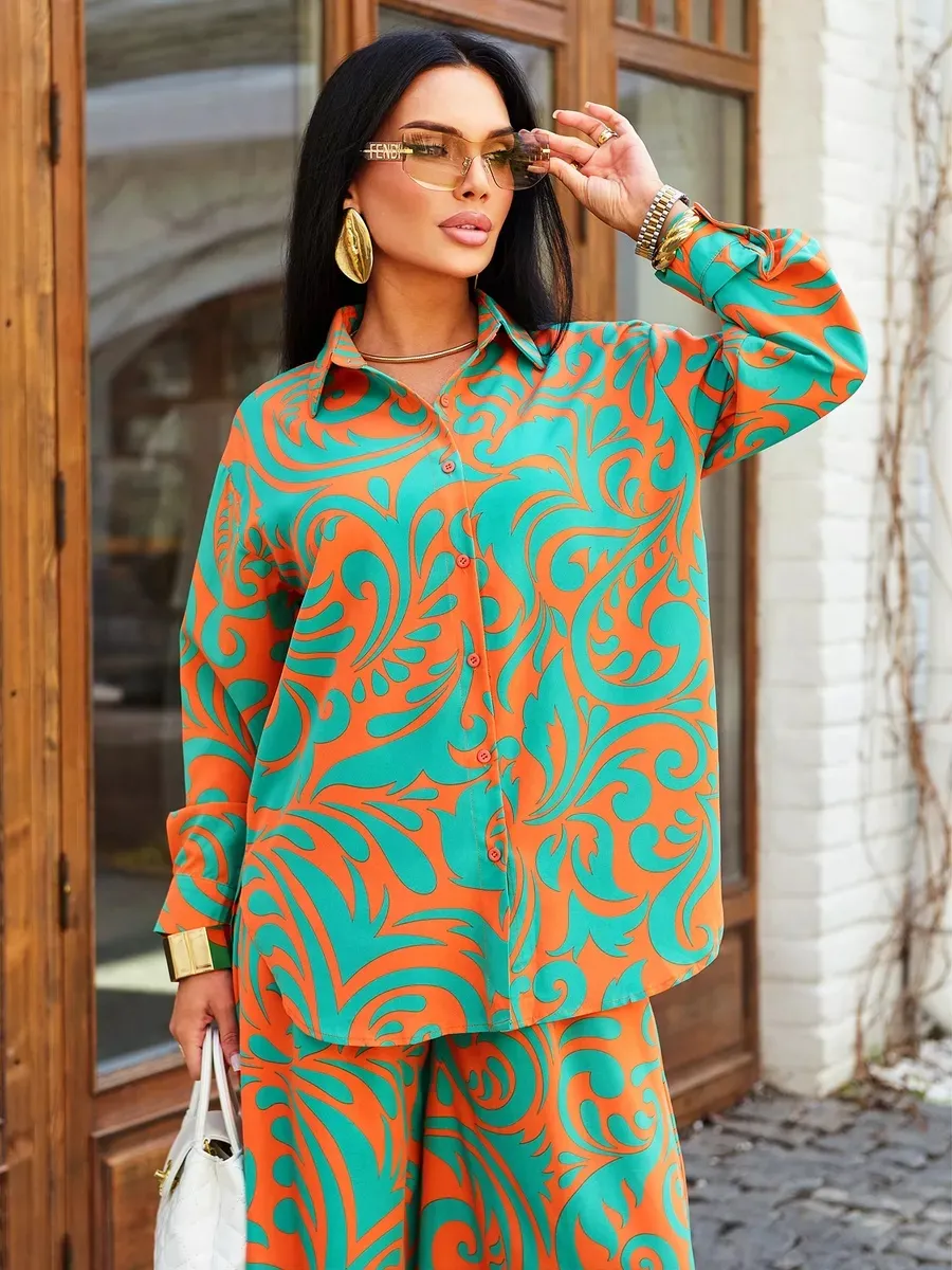 Зеленый брючный праздничный костюм летний двойка