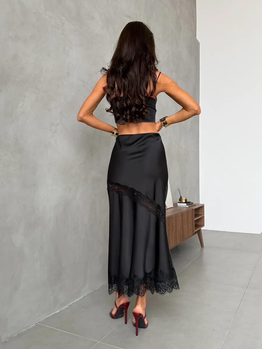 Черная атласная длинная юбка миди с кружевом и разрезом