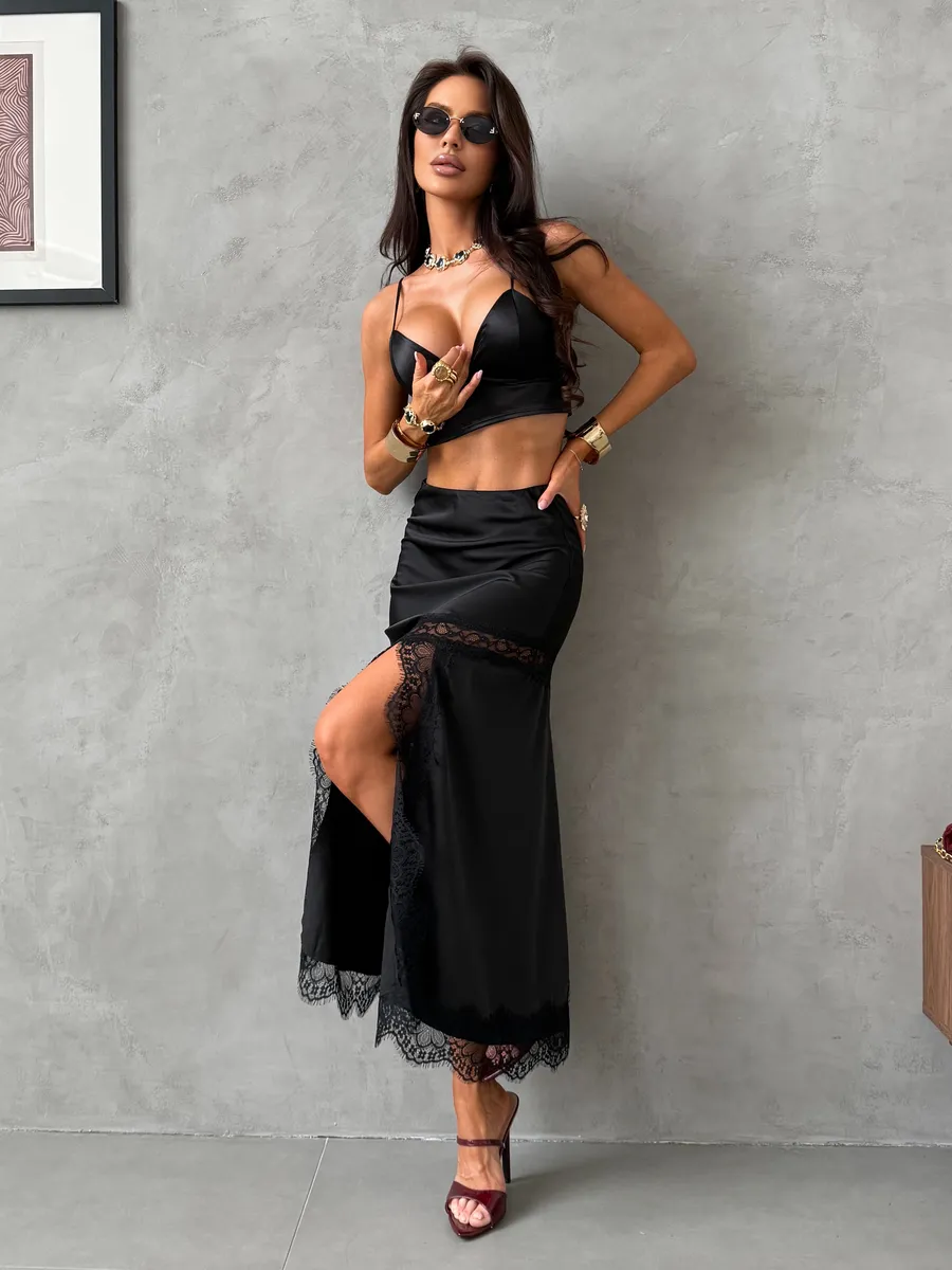 Черная атласная длинная юбка миди с кружевом и разрезом