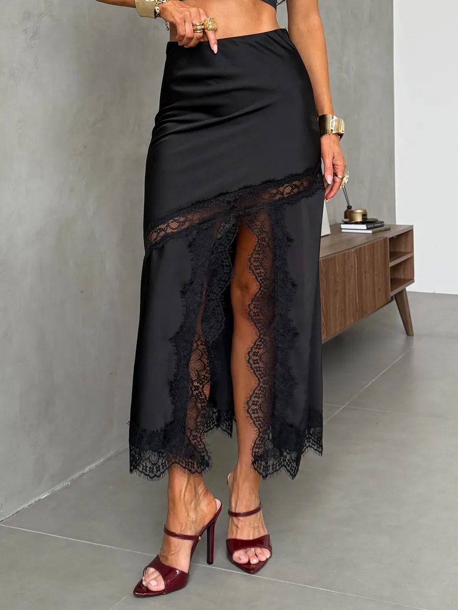 Черная атласная длинная юбка миди с кружевом и разрезом