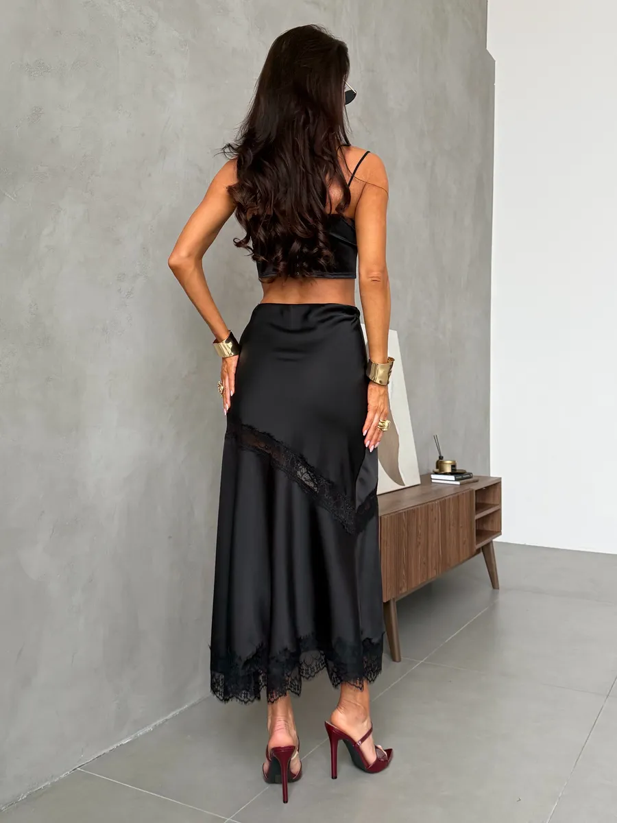 Черная атласная длинная юбка миди с кружевом и разрезом