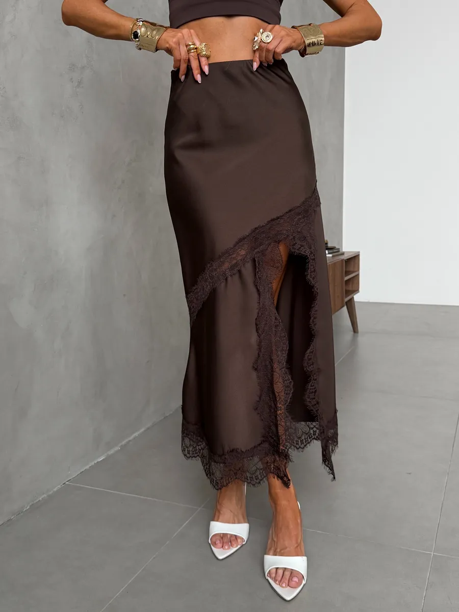 Коричневая атласная длинная юбка миди с кружевом и разрезом