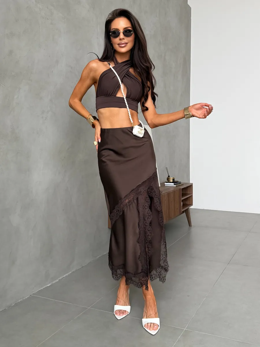 Коричневая атласная длинная юбка миди с кружевом и разрезом