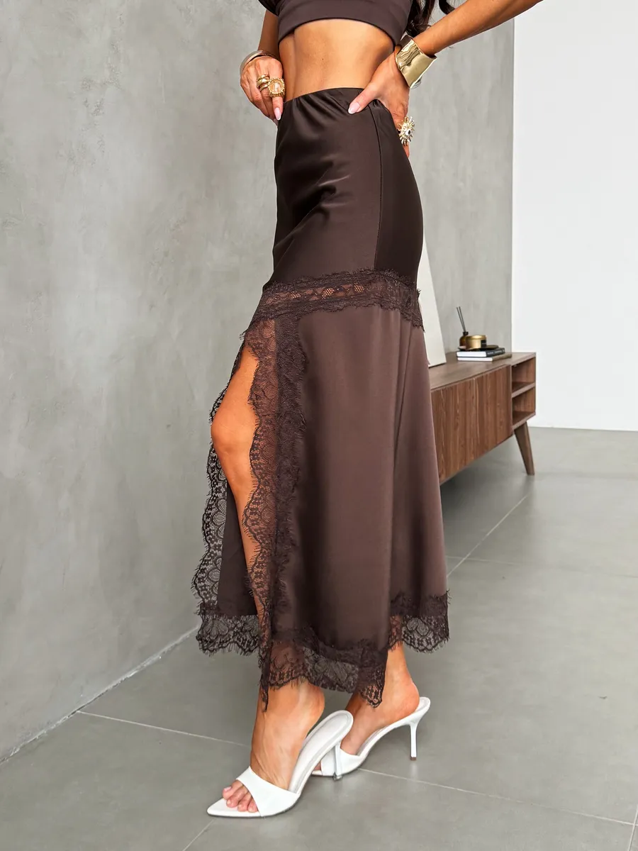Коричневая атласная длинная юбка миди с кружевом и разрезом
