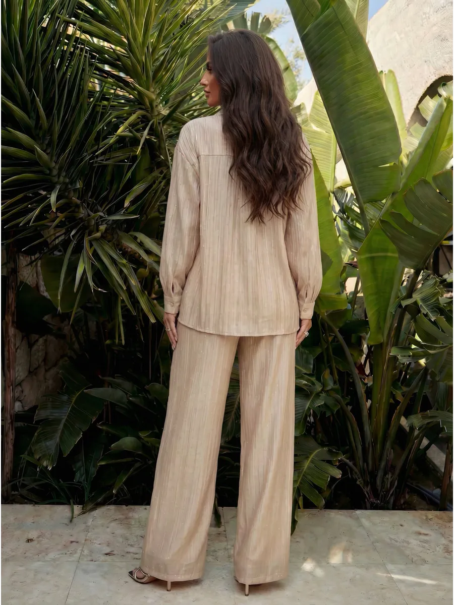 Бежевый костюм брючный летний