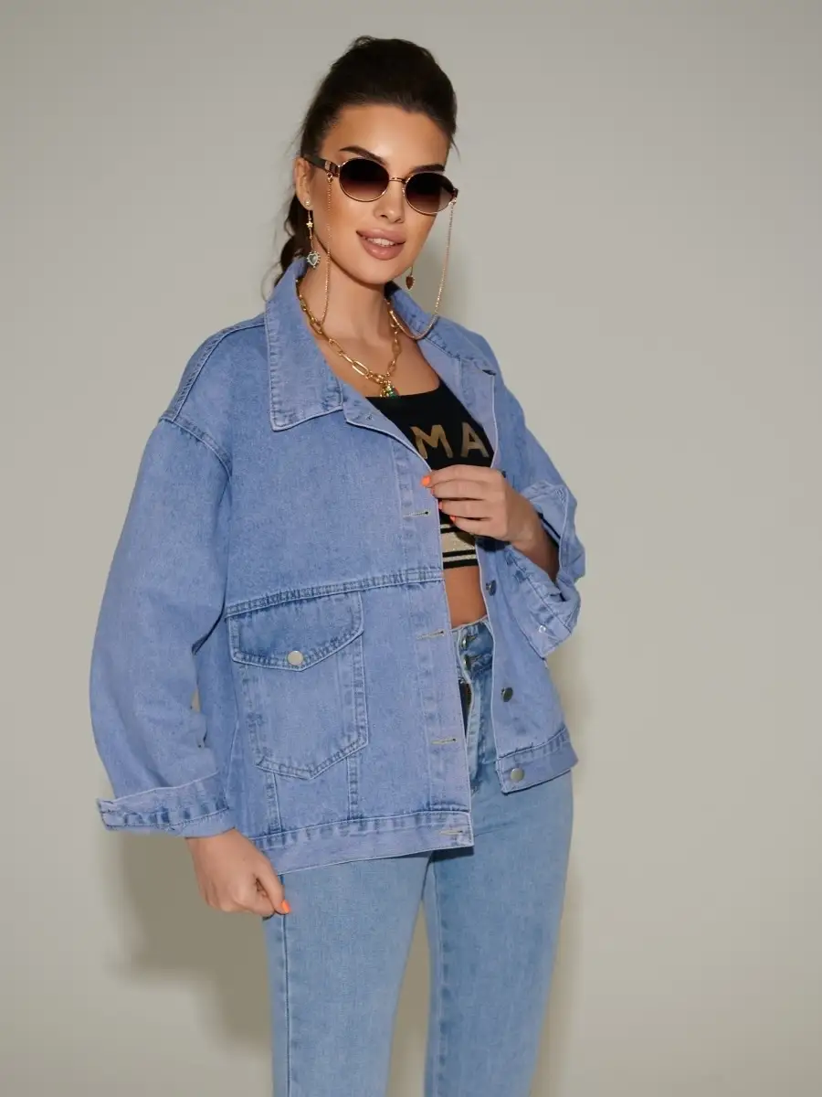 Голубая джинсовая куртка