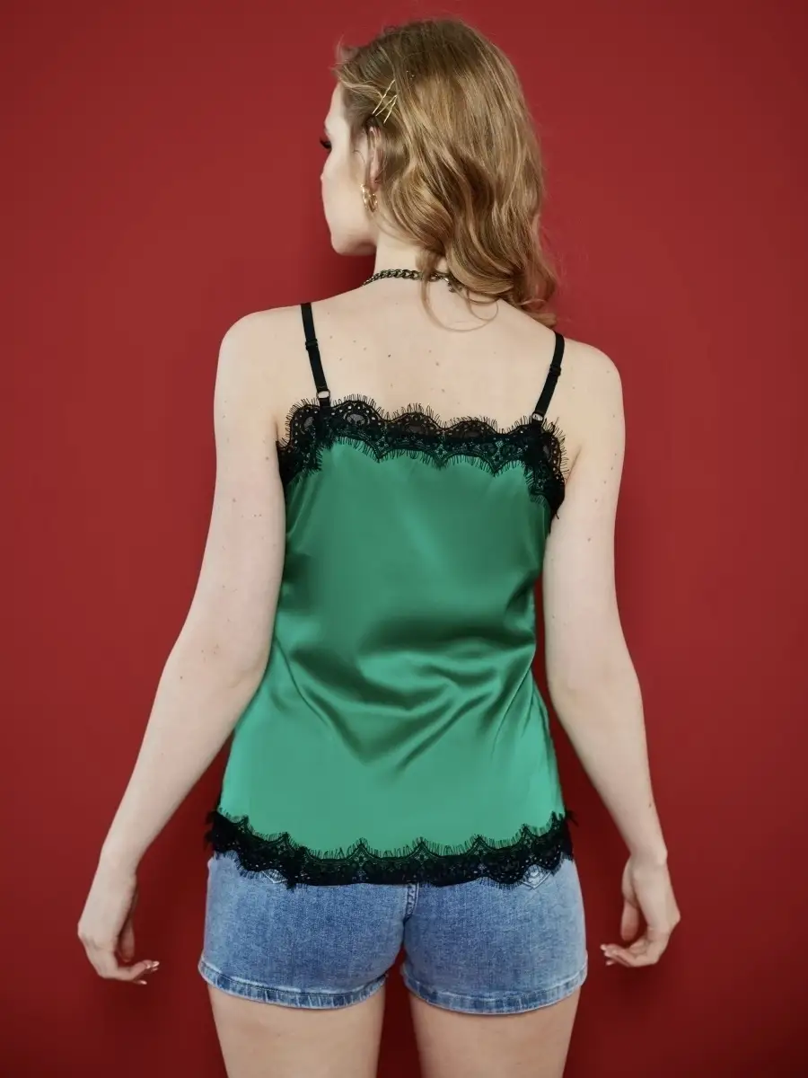 Зеленый топ на бретелях