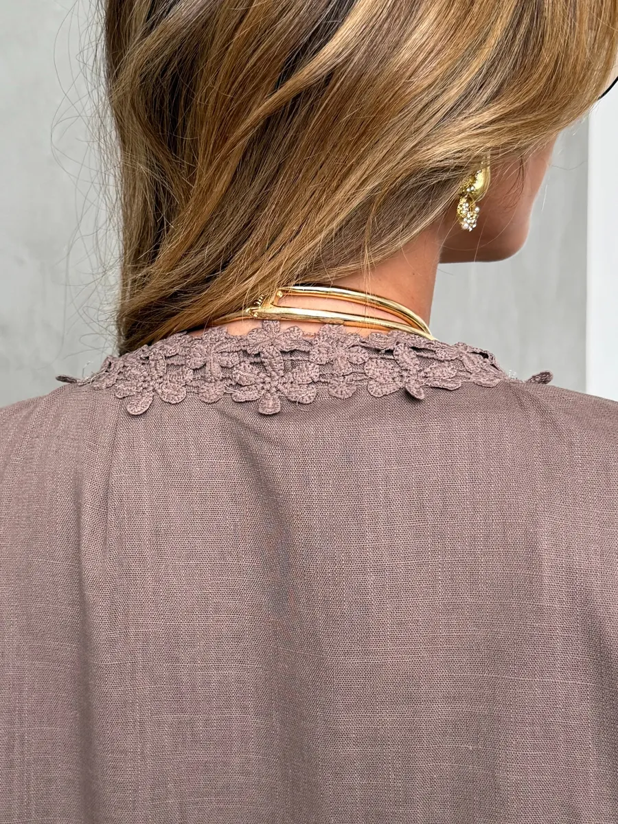 Коричневое летнее повседневное платье миди льняное с кружевом