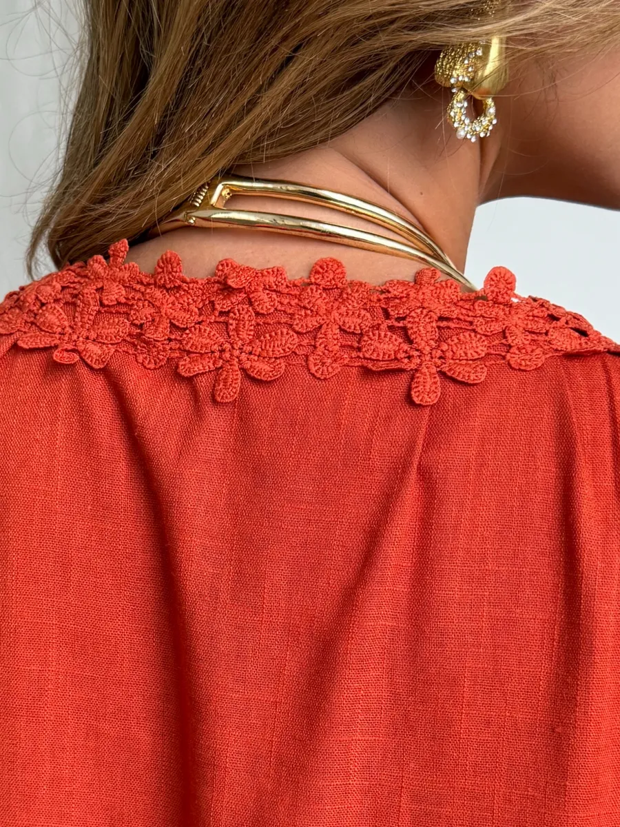 Красное летнее повседневное платье миди льняное с кружевом