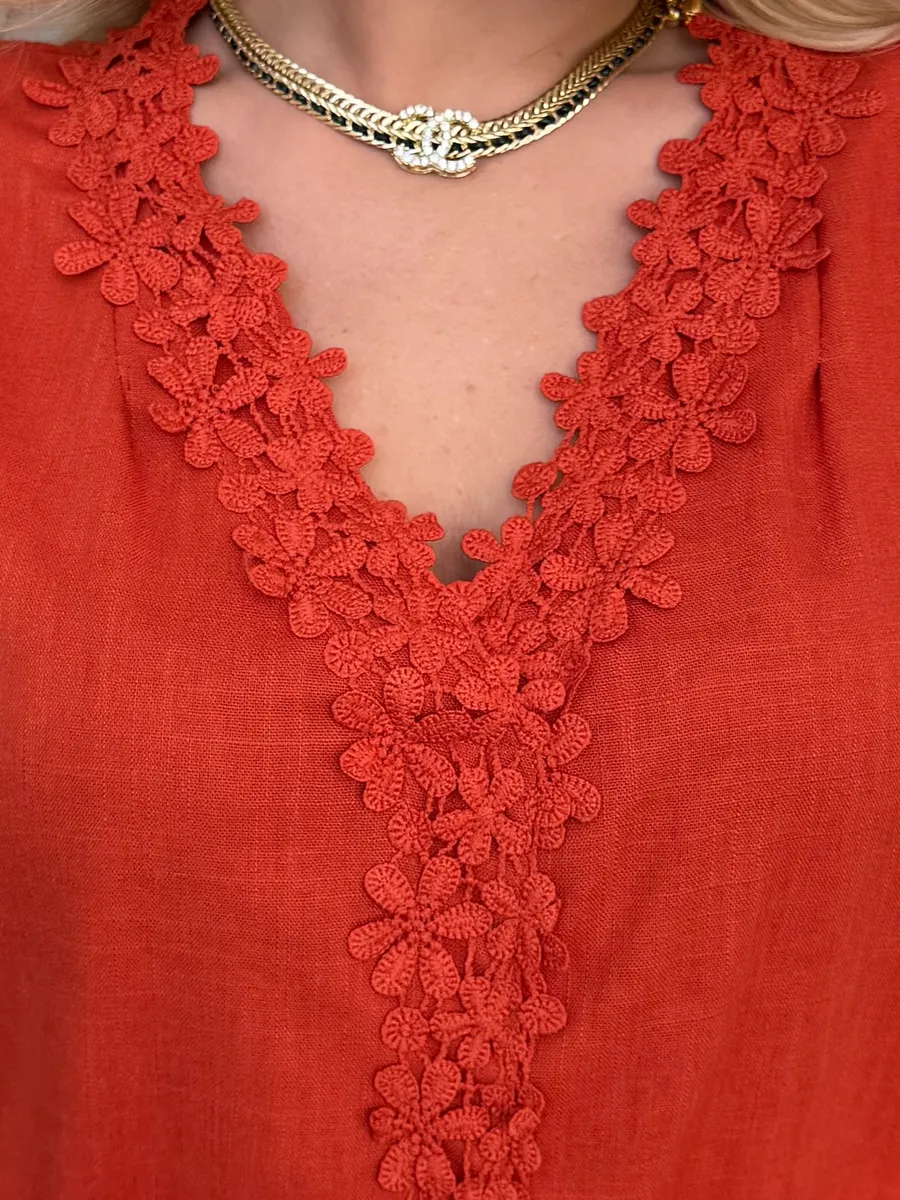 Красное летнее повседневное платье миди льняное с кружевом