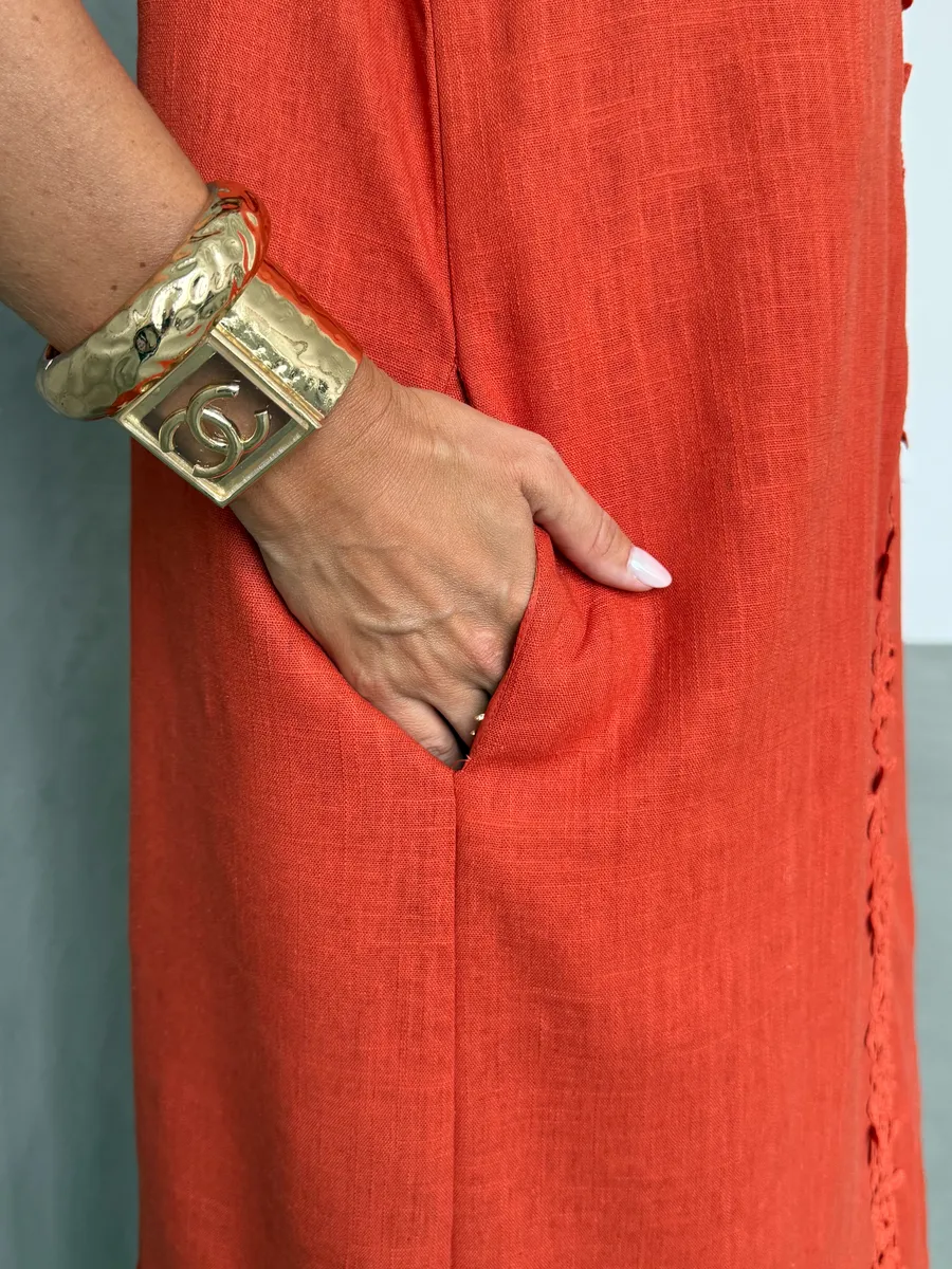 Красное летнее повседневное платье миди льняное с кружевом