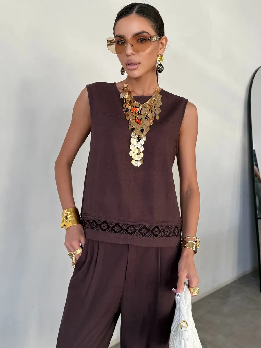 Коричневый костюм брючный летний льняной