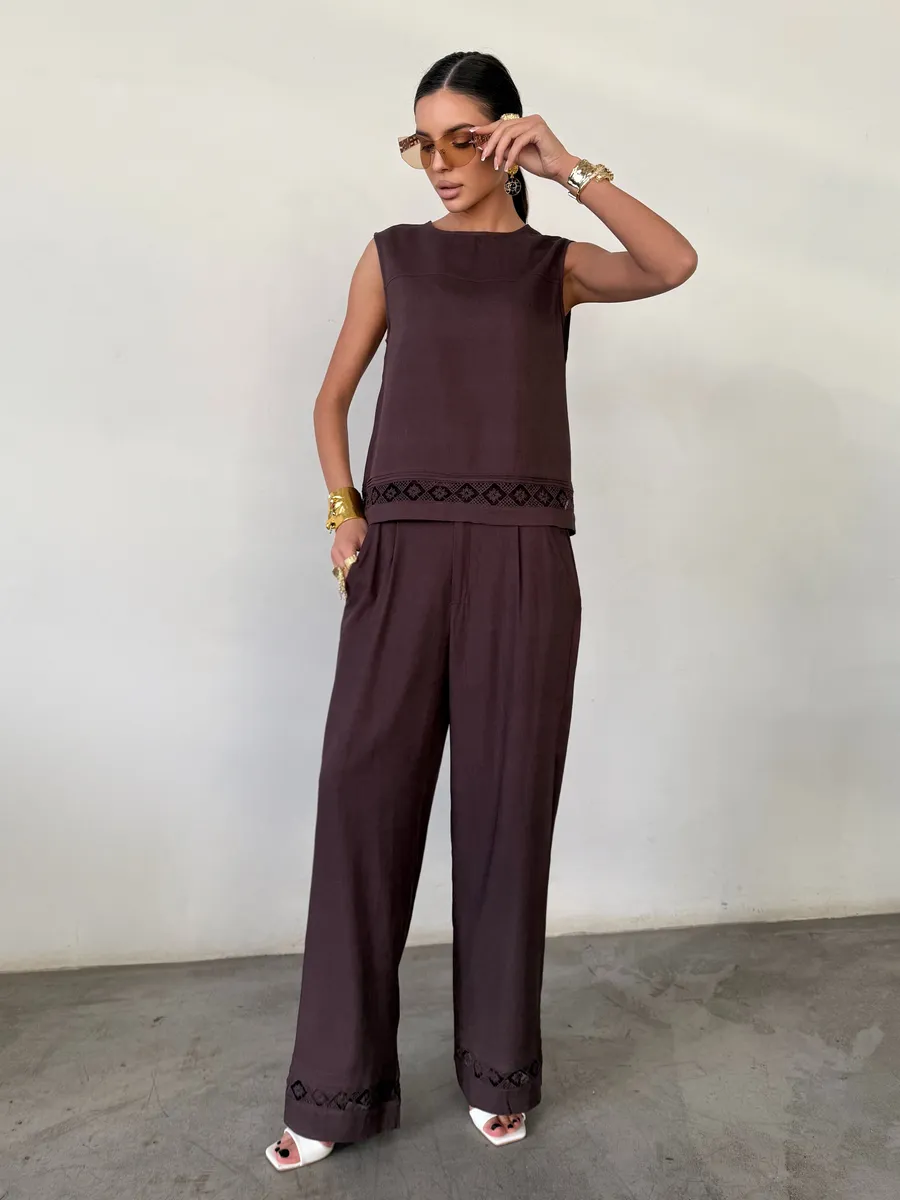 Коричневый костюм брючный летний льняной