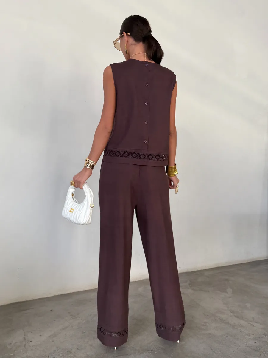 Коричневый костюм брючный летний льняной