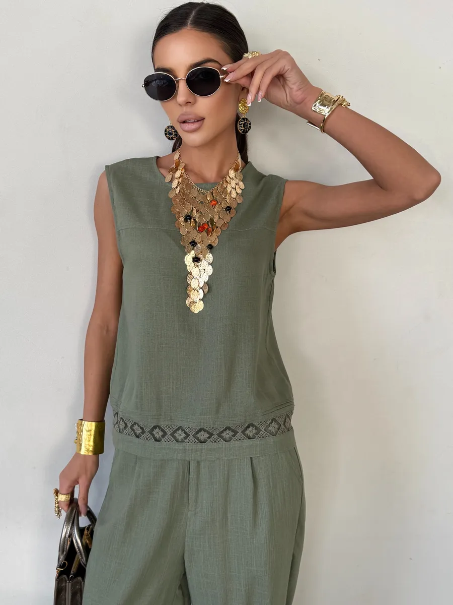 Зеленый костюм брючный летний льняной