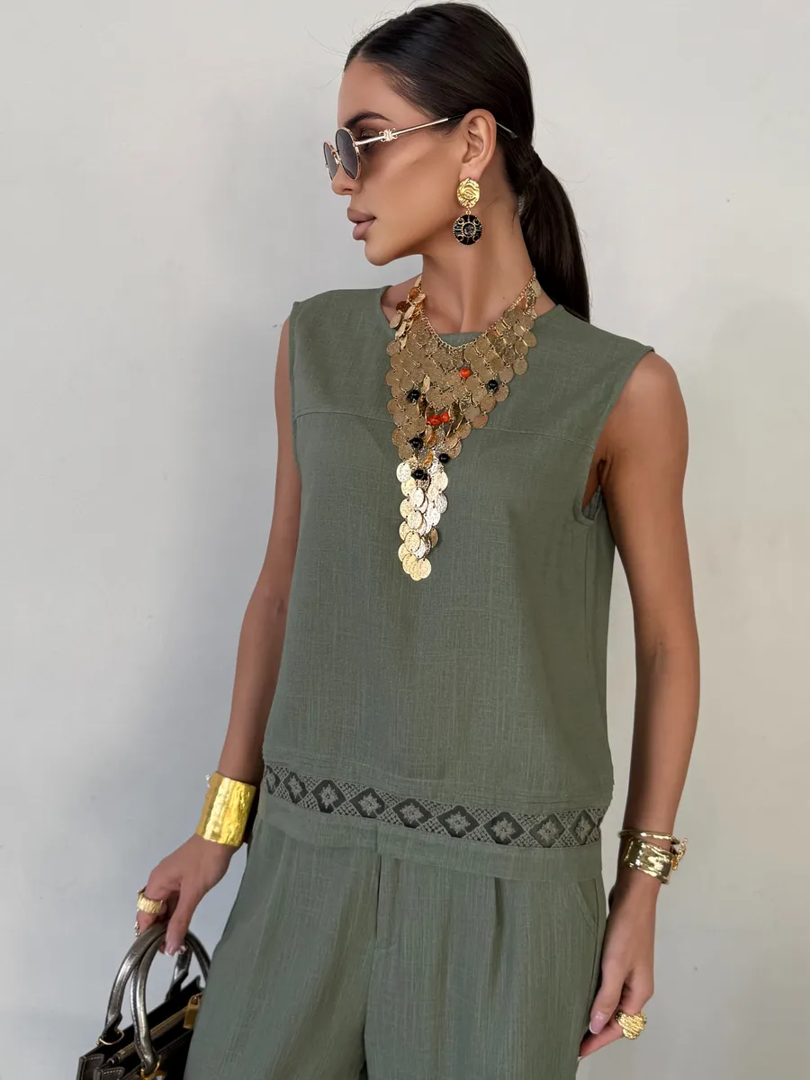 Зеленый костюм брючный летний льняной