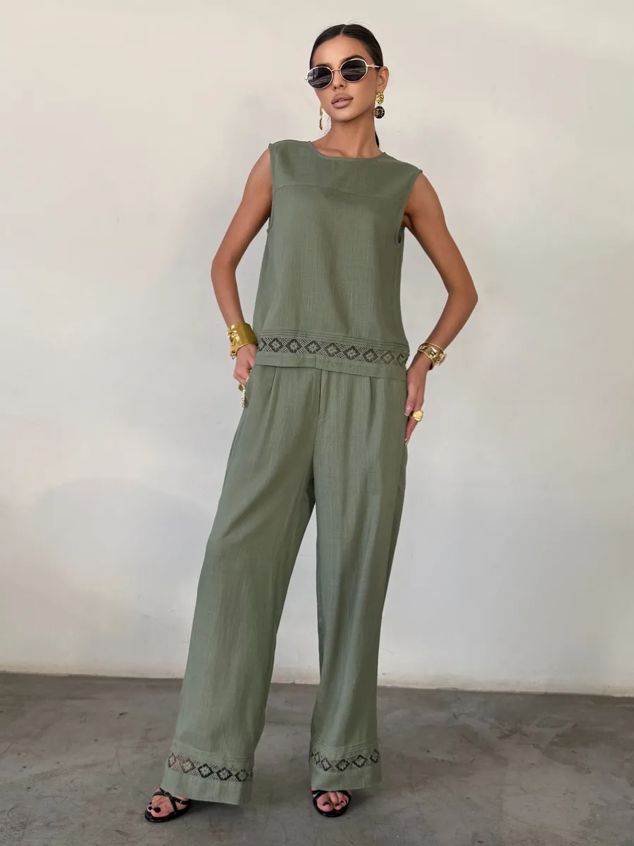 Зеленый костюм брючный летний льняной