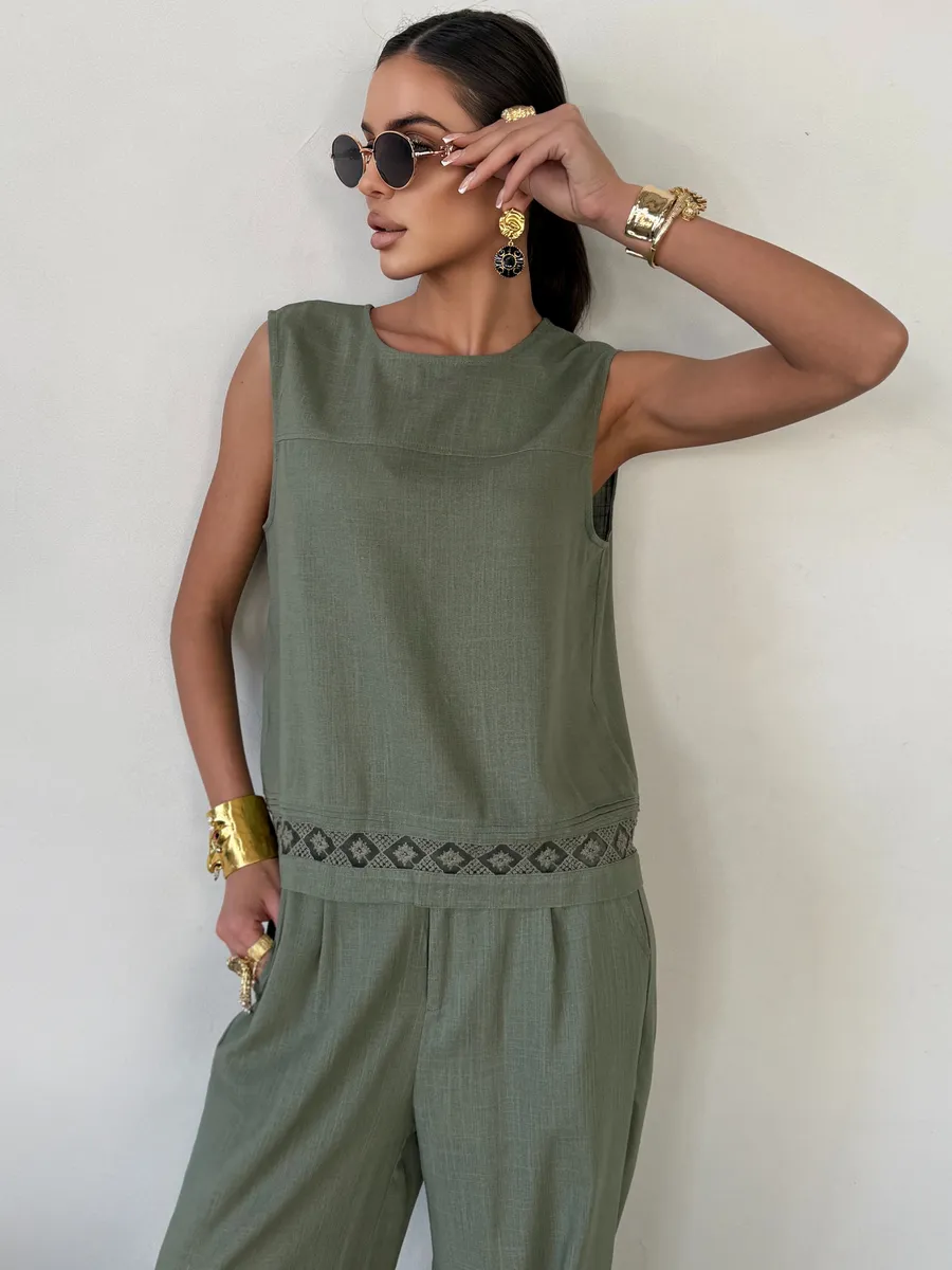 Зеленый костюм брючный летний льняной