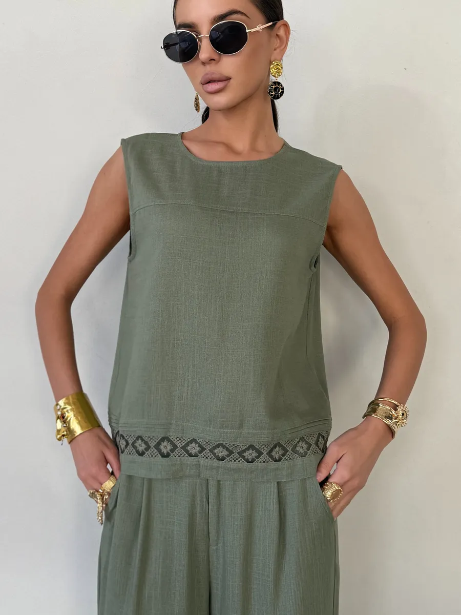 Зеленый костюм брючный летний льняной