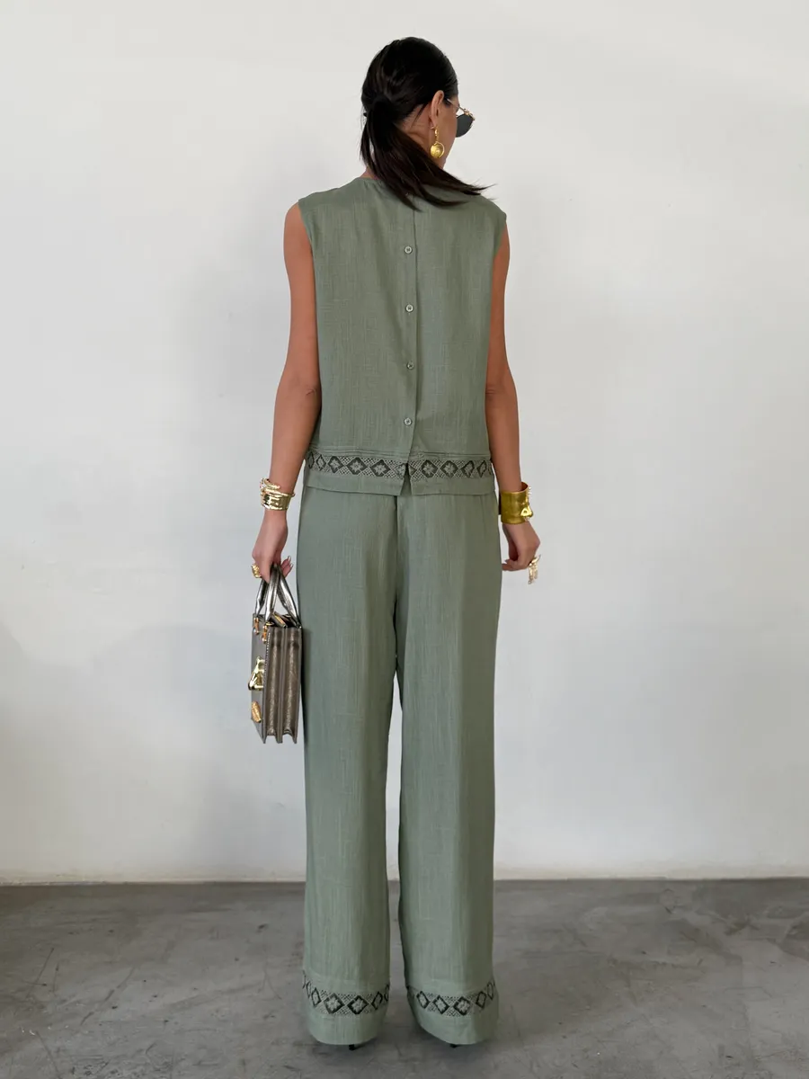 Зеленый костюм брючный летний льняной