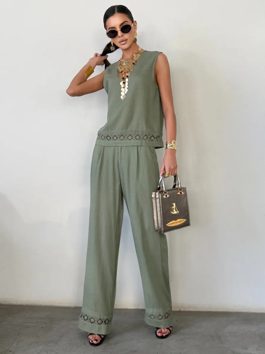 Зеленый костюм брючный летний льняной