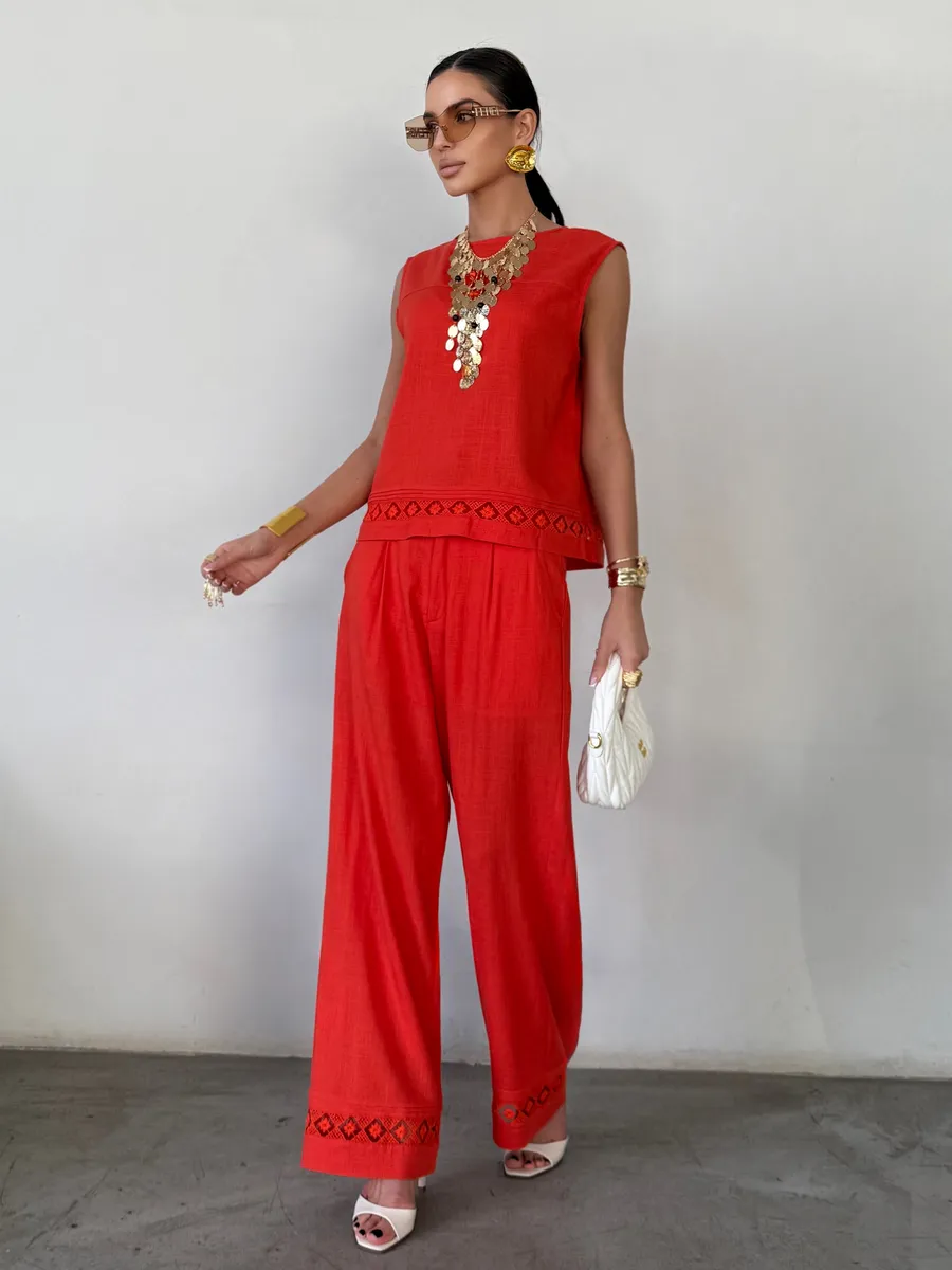 Красный костюм брючный летний льняной
