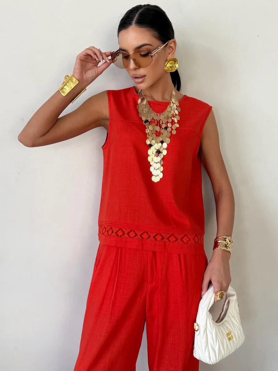 Красный костюм брючный летний льняной